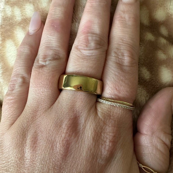 Oura Gold Wearable Ring - Picture 1 of 4